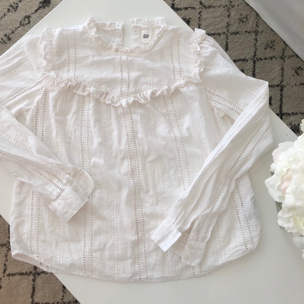 Gap || white eyelet ruffle blouse || sz XS